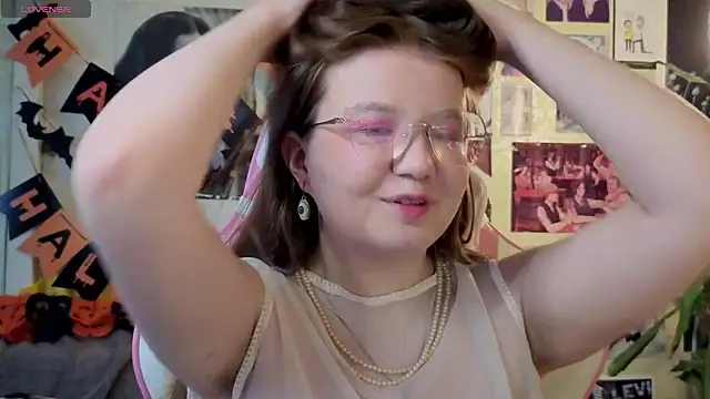 Sienna-Cow online show from 29, 10, 2025