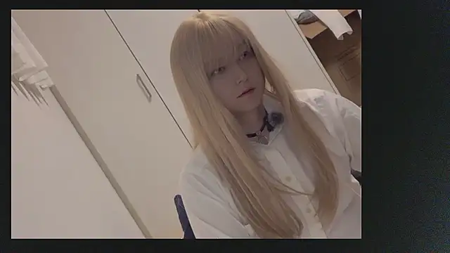 Snapshot of Mia032 chatting on 15, 11, 2025 Mia032 online show from 15, 11, 2025