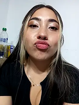 Snapshot of _ManuVeelez chatting on 19, 12, 2025 ManuVeelez online show from 19, 12, 2025