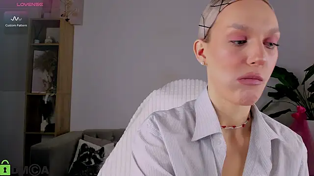 Ice Strawberry online show from 3, 4, 2026