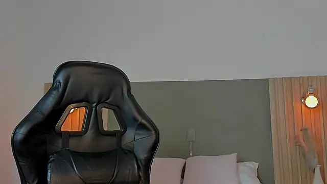 luccia smith online show from 15, 2, 2026