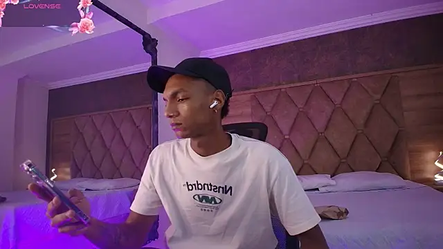 Snapshot of JulienSaint chatting on 1, 10, 2025 JulienSaint online show from 1, 10, 2025