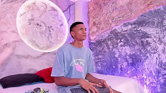 Snapshot of JulienSaint chatting on 4, 10, 2025 JulienSaint online show from 4, 10, 2025