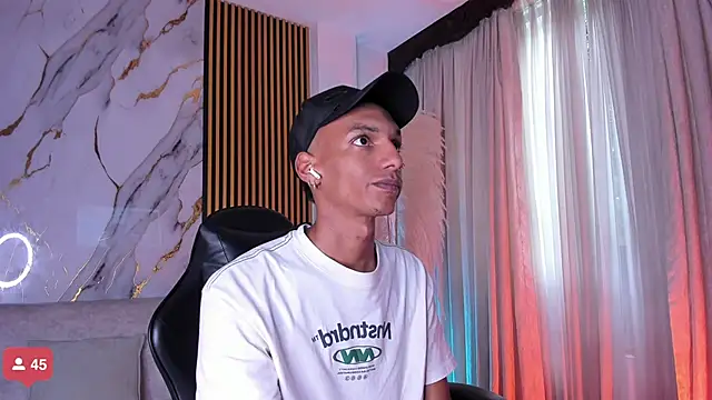 Snapshot of JulienSaint chatting on 7, 11, 2025 JulienSaint online show from 7, 11, 2025