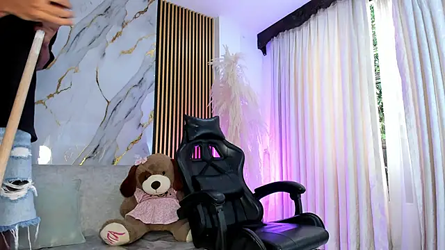 Snapshot of JulienSaint chatting on 5, 12, 2025 JulienSaint online show from 5, 12, 2025