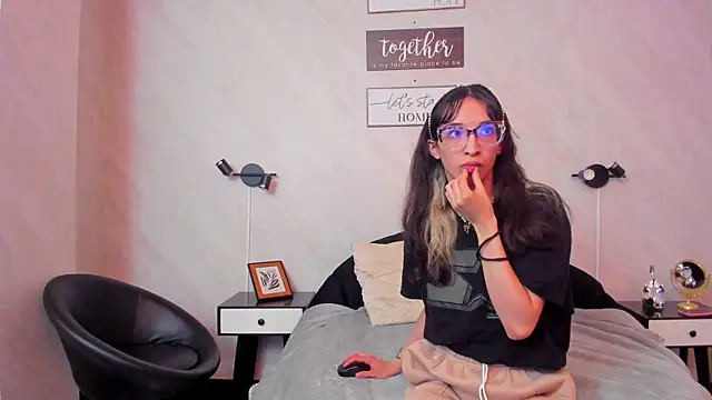 Emilia Bons online show from 8, 4, 2026