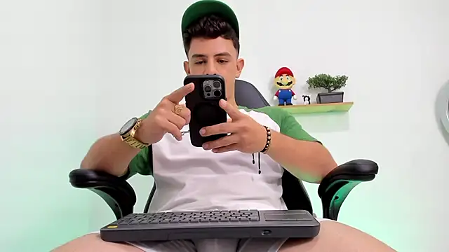 Snapshot of Mikecooper chatting on 24, 10, 2025 Mikecooper online show from 24, 10, 2025