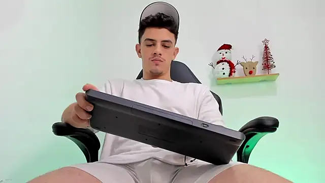 Snapshot of Mikecooper chatting on 15, 12, 2025 Mikecooper online show from 15, 12, 2025