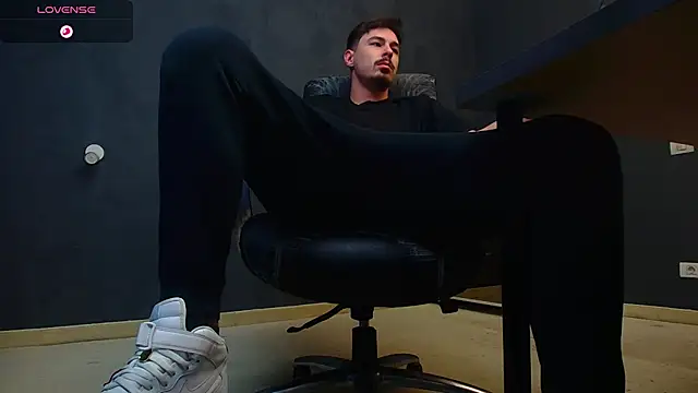 Snapshot of EnzoRace chatting on 24, 10, 2025 EnzoRace online show from 24, 10, 2025