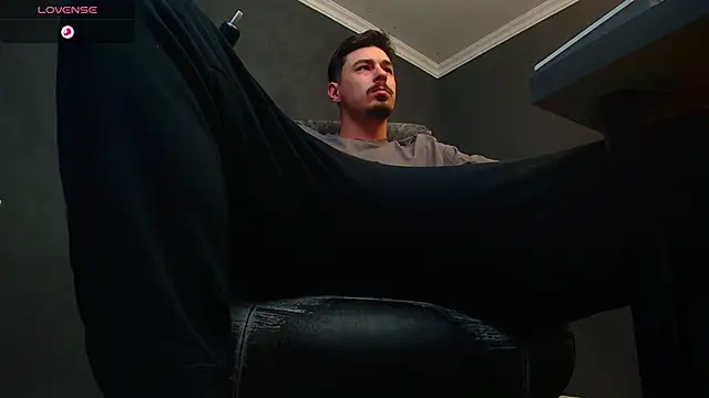 Snapshot of EnzoRace chatting on 25, 10, 2025 EnzoRace online show from 25, 10, 2025