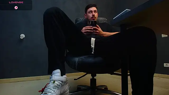 Snapshot of EnzoRace chatting on 27, 10, 2025 EnzoRace online show from 27, 10, 2025