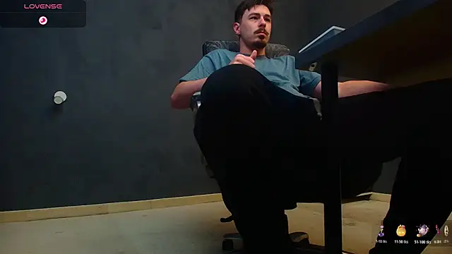 Snapshot of EnzoRace chatting on 28, 10, 2025 EnzoRace online show from 28, 10, 2025