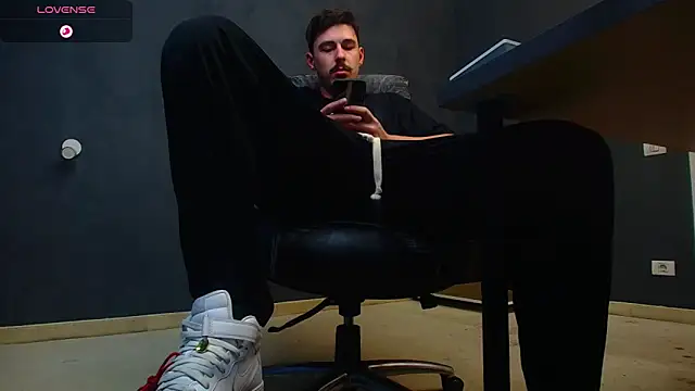 Snapshot of EnzoRace chatting on 29, 10, 2025 EnzoRace online show from 29, 10, 2025