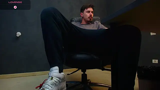 Snapshot of EnzoRace chatting on 30, 10, 2025 EnzoRace online show from 30, 10, 2025