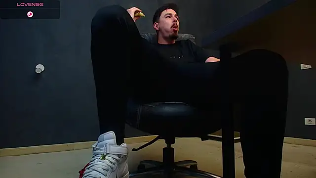 Snapshot of EnzoRace chatting on 31, 10, 2025 EnzoRace online show from 31, 10, 2025