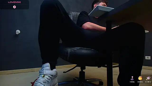 Snapshot of EnzoRace chatting on 2, 11, 2025 EnzoRace online show from 2, 11, 2025