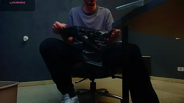 Snapshot of EnzoRace chatting on 4, 11, 2025 EnzoRace online show from 4, 11, 2025