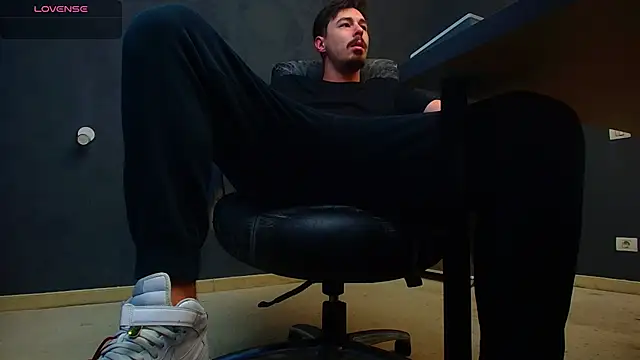 Snapshot of EnzoRace chatting on 5, 11, 2025 EnzoRace online show from 5, 11, 2025