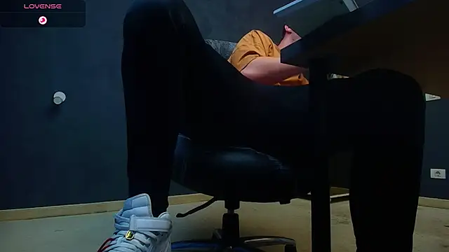 Snapshot of EnzoRace chatting on 6, 11, 2025 EnzoRace online show from 6, 11, 2025