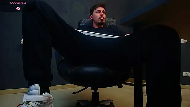 Snapshot of EnzoRace chatting on 7, 11, 2025 EnzoRace online show from 7, 11, 2025