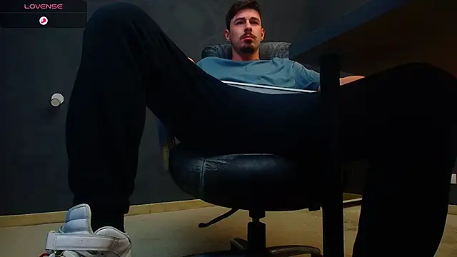 Snapshot of EnzoRace chatting on 8, 11, 2025 EnzoRace online show from 8, 11, 2025