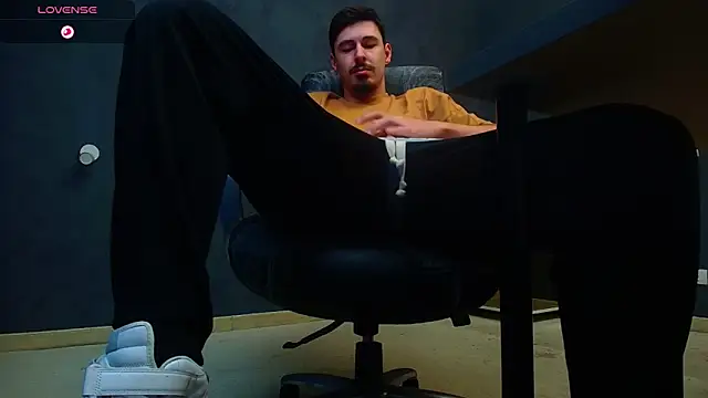 Snapshot of EnzoRace chatting on 9, 11, 2025 EnzoRace online show from 9, 11, 2025