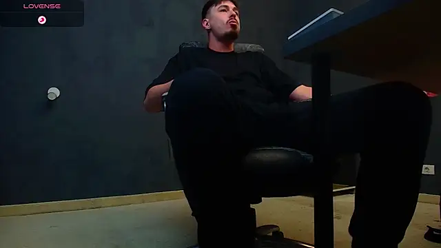 Snapshot of EnzoRace chatting on 12, 11, 2025 EnzoRace online show from 12, 11, 2025