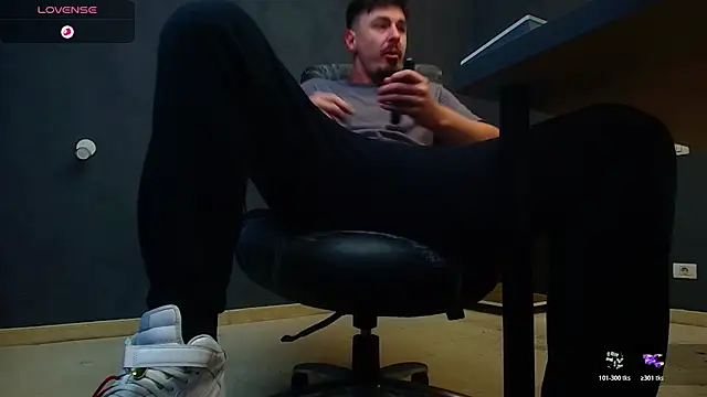 Snapshot of EnzoRace chatting on 13, 11, 2025 EnzoRace online show from 13, 11, 2025