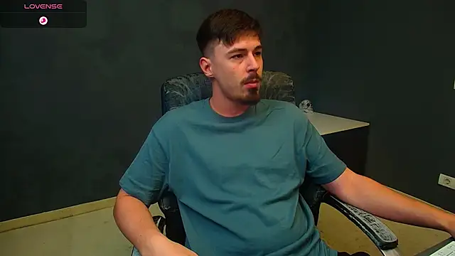 Snapshot of EnzoRace chatting on 15, 11, 2025 EnzoRace online show from 15, 11, 2025