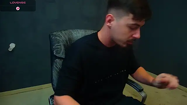 Snapshot of EnzoRace chatting on 16, 11, 2025 EnzoRace online show from 16, 11, 2025