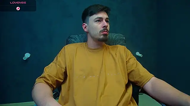 Snapshot of EnzoRace chatting on 18, 11, 2025 EnzoRace online show from 18, 11, 2025