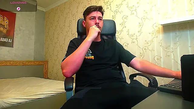 Snapshot of EnzoRace chatting on 21, 11, 2025 EnzoRace online show from 21, 11, 2025