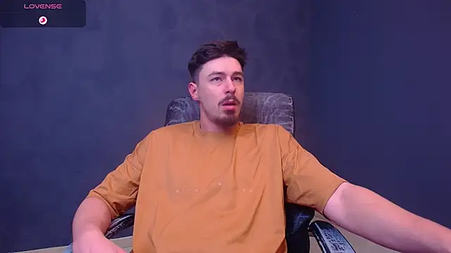 Snapshot of EnzoRace chatting on 4, 12, 2025 EnzoRace online show from 4, 12, 2025