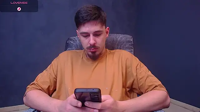 Snapshot of EnzoRace chatting on 14, 12, 2025 EnzoRace online show from 14, 12, 2025