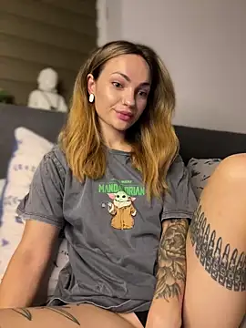 Snapshot of SaraLow chatting on 1, 10, 2025 SaraLow online show from 1, 10, 2025