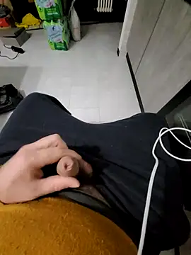 Snapshot of giova17cm chatting on 19, 11, 2025 giova17cm online show from 19, 11, 2025