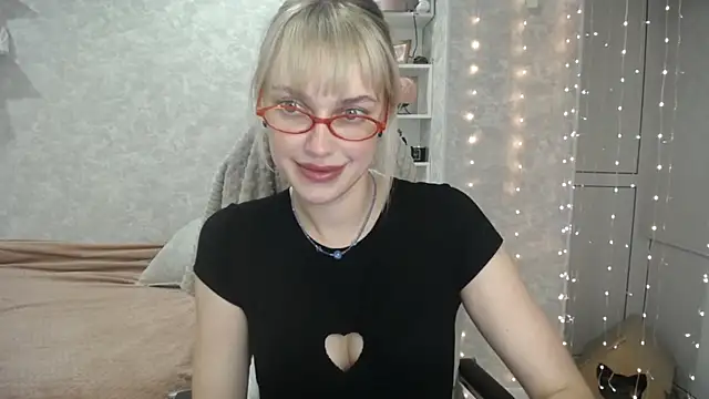 Snapshot of NickyAdamidi chatting on 15, 9, 2025 NickyAdamidi online show from 15, 9, 2025