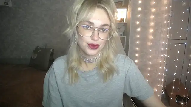 Snapshot of NickyAdamidi chatting on 5, 10, 2025 NickyAdamidi online show from 5, 10, 2025