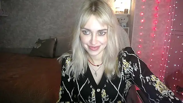 Snapshot of NickyAdamidi chatting on 6, 10, 2025 NickyAdamidi online show from 6, 10, 2025