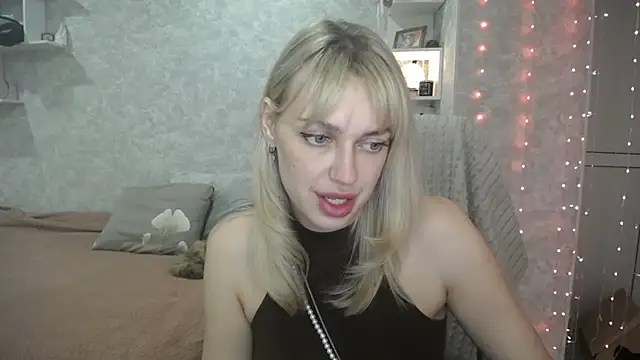 Snapshot of NickyAdamidi chatting on 10, 10, 2025 NickyAdamidi online show from 10, 10, 2025