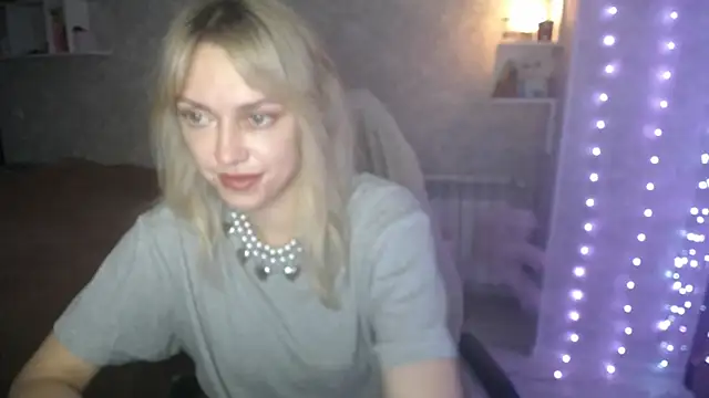 Snapshot of NickyAdamidi chatting on 8, 11, 2025 NickyAdamidi online show from 8, 11, 2025