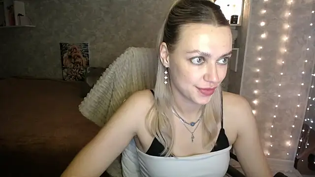 Snapshot of NickyAdamidi chatting on 16, 11, 2025 NickyAdamidi online show from 16, 11, 2025