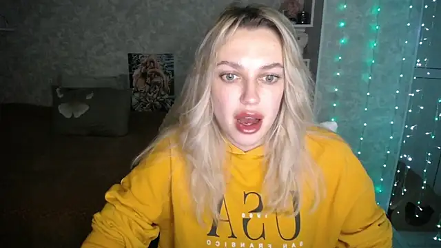 Snapshot of NickyAdamidi chatting on 18, 11, 2025 NickyAdamidi online show from 18, 11, 2025