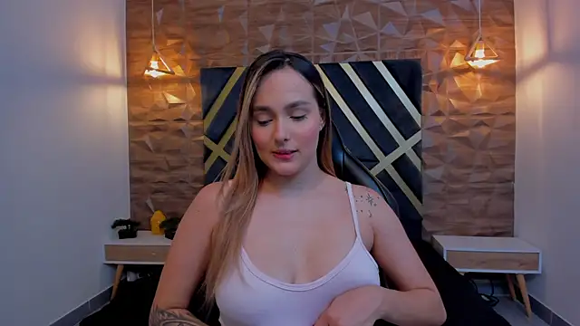 Emmaa white  online show from 11, 11, 2025