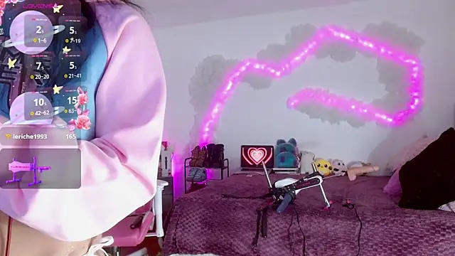 larah uwu online show from 27, 9, 2025