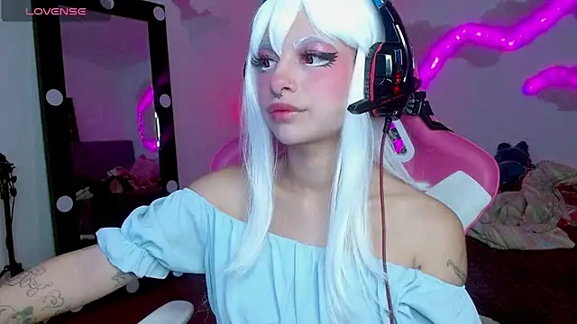 larah uwu online show from 24, 10, 2025