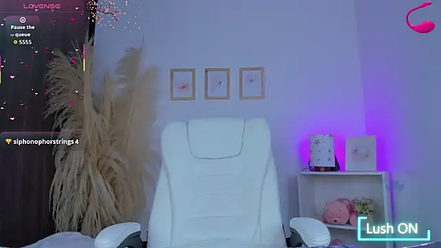 Snapshot of shannel_moss__ chatting on 13, 11, 2025 shannel moss online show from 13, 11, 2025