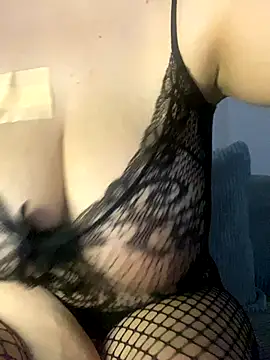 Snapshot of emiliafrancaise chatting on 13, 10, 2025 emiliafrancaise online show from 13, 10, 2025