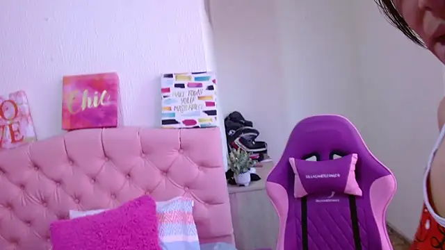 Snapshot of Charlote_lowen chatting on 5, 10, 2025 Charlote lowen online show from 5, 10, 2025