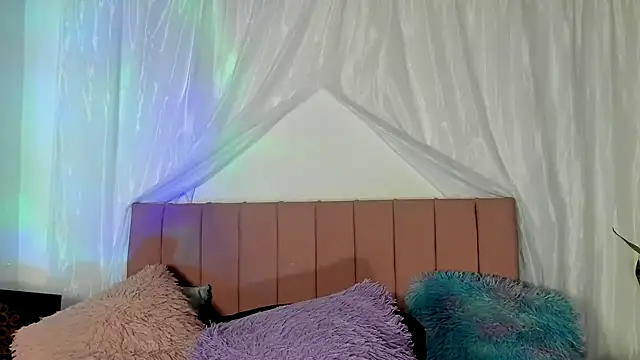 Snapshot of Tania_xw chatting on 19, 11, 2025 Tania xw online show from 19, 11, 2025